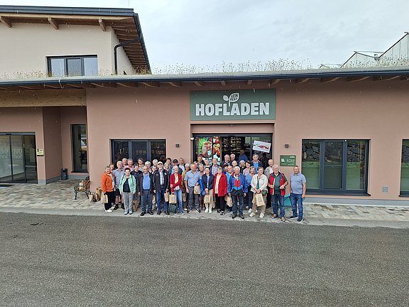 3_Vor_dem_Hofladen.jpg