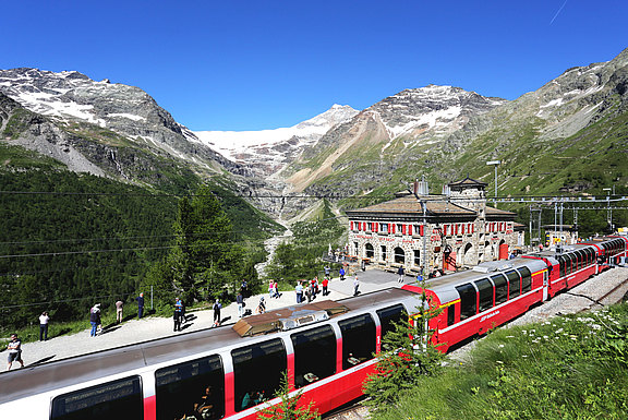Bernina-Express-auf-der-Alp-Gruem-scaled.jpg  
